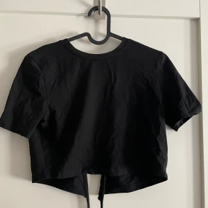 T-shirt - Topp som går att knyta hur man vill 🖤