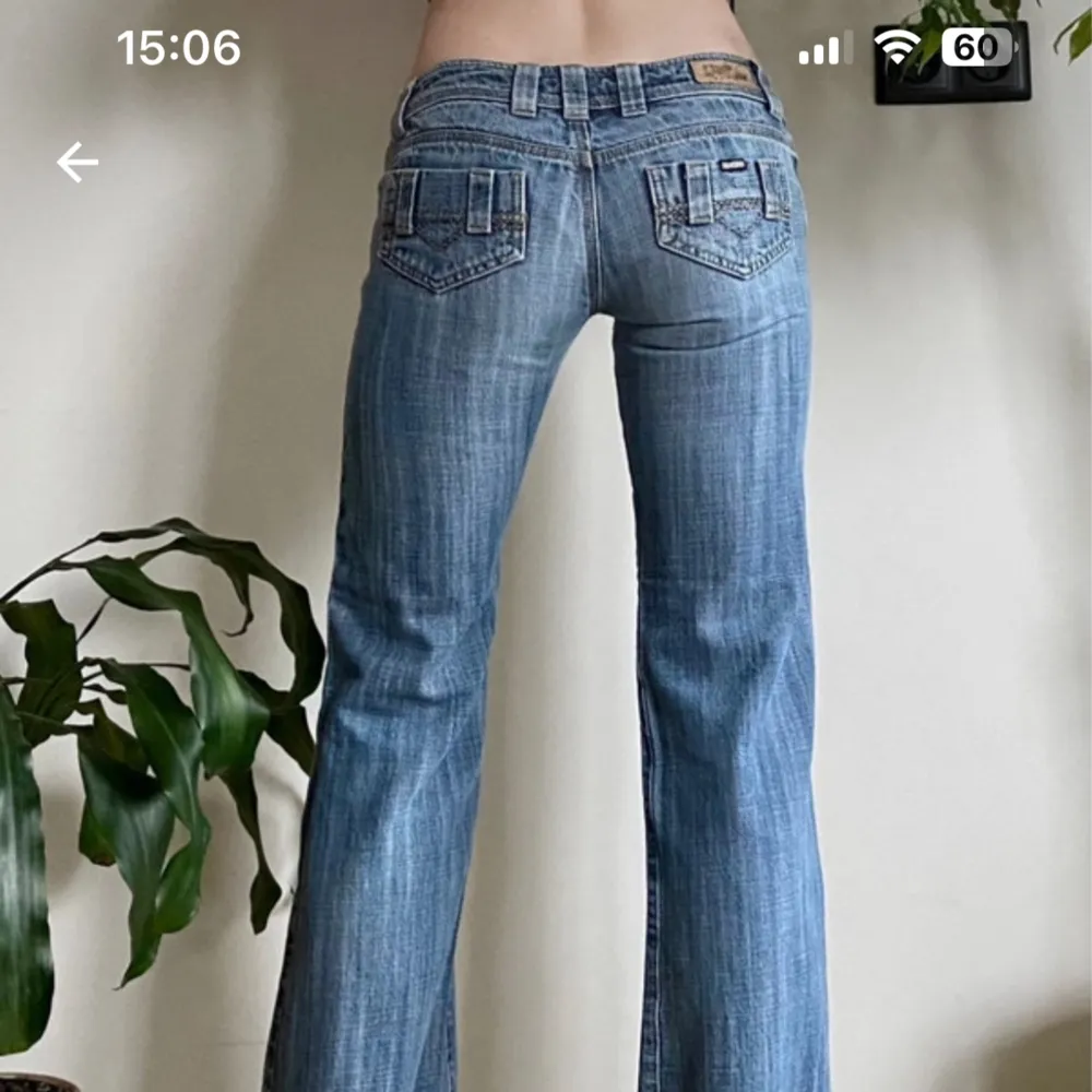 Jättefina jeans som jag köpte på Vinted men som tyvärr är för små för mig. Första bilden är lånad av förra säljaren. Midjemått 35 cm, innerbenslängd 75 cm, lårmått tvärsöver 23 cm. Hör av er vid frågor!. Jeans & Byxor.