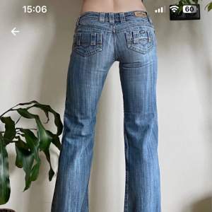 Jättefina jeans som jag köpte på Vinted men som tyvärr är för små för mig. Första bilden är lånad av förra säljaren. Midjemått 35 cm, innerbenslängd 75 cm, lårmått tvärsöver 23 cm. Hör av er vid frågor!