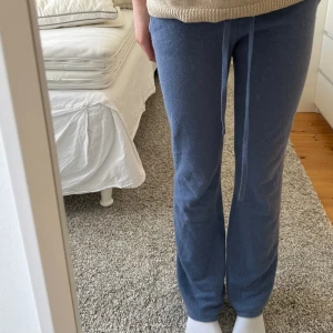 Soft goat byxor - Säljer dessa kashmirbyxor från soft goat. Ganska använt skick och lite genomskinliga, därav priset. Nypris ligger på 2300. Kan skicka fler bilder🥰🥰