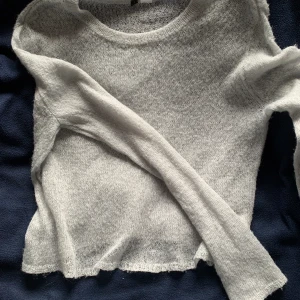 Stickar trendig tröja  - Ljusgrön/gråaktig löst stickad tröja. Har inga defekter. Pris kan diskuteras vid snabbt köp 💕