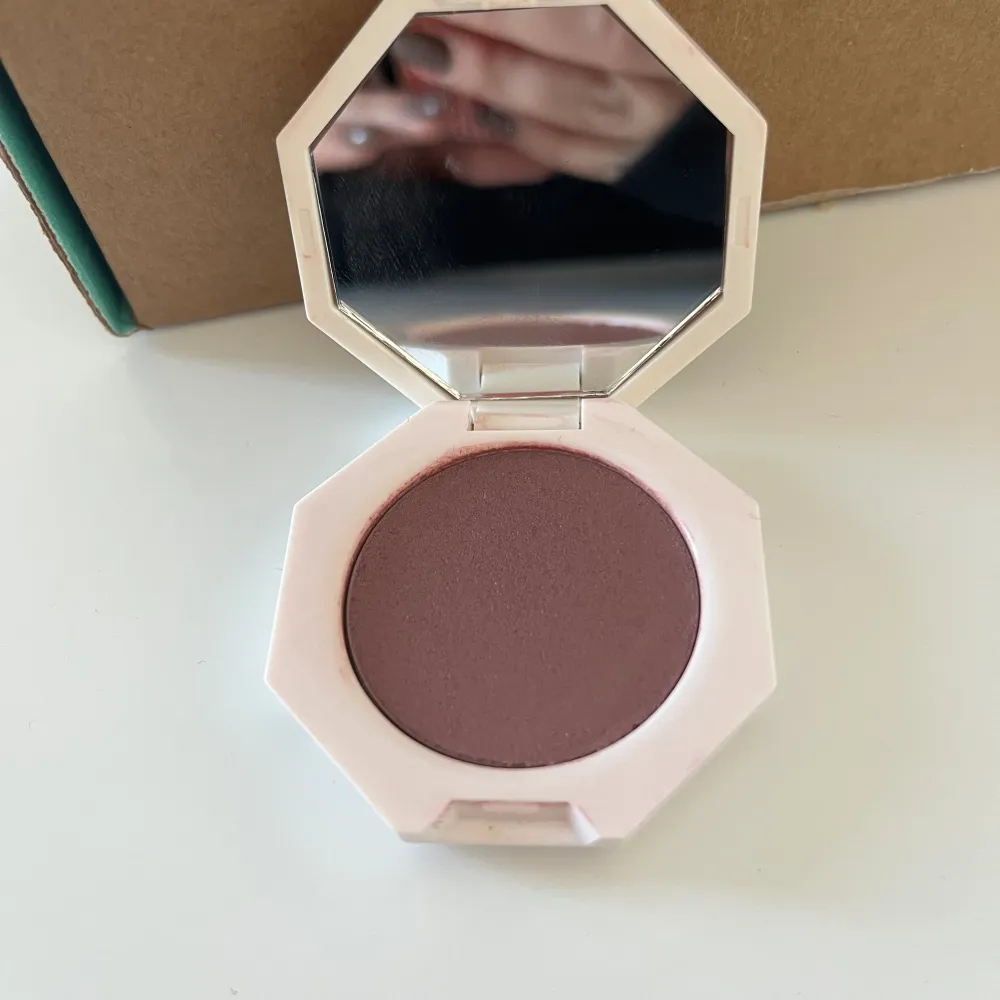 Cream blush. Använd ett fåtal gånger. Inköpt på sephora för 309 kronor. Övrigt.