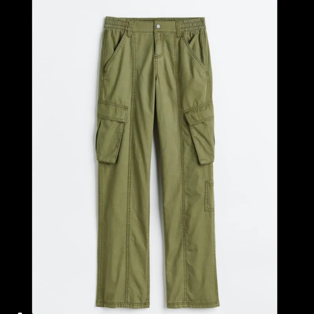 Gröna cargo byxor från HM. De har tappat lite färg så inte lika grön gröna. Bekväma och luftiga . Jeans & Byxor.