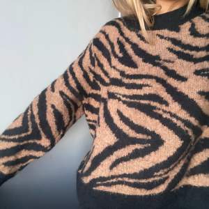 Coooozy stickad tröja med tigermönster. Så härlig och varm! Från HM i storlek S. Kolla in min profil och se massa snygga kläder jag precis laddat upp