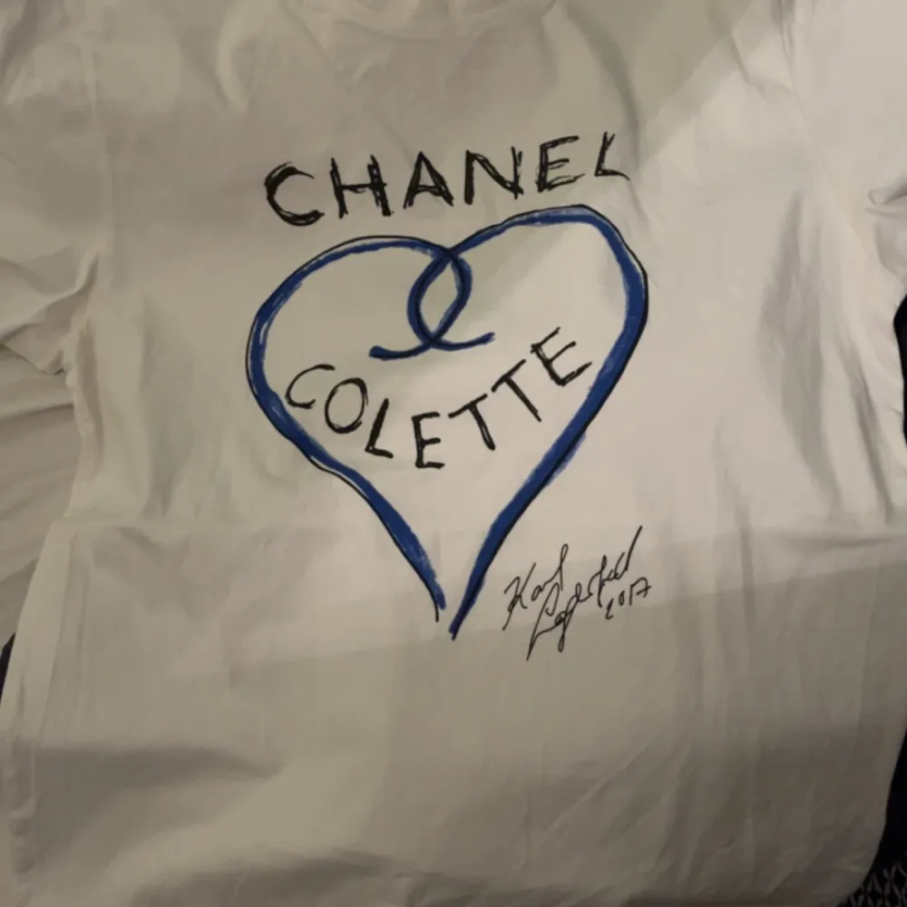 Limited edition Chanel t-shirt. Nypris lite varierande men runt 20k.  Inga större fel på t-shirten men heller inte relativt välanvänd. lägre pris pga avdraget artikelnummer.. T-shirts.