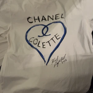 Chanel Colette x Carl Lagerfeld 2017 - Limited edition Chanel t-shirt. Nypris lite varierande men runt 20k.  Inga större fel på t-shirten men heller inte relativt välanvänd. lägre pris pga avdraget artikelnummer.