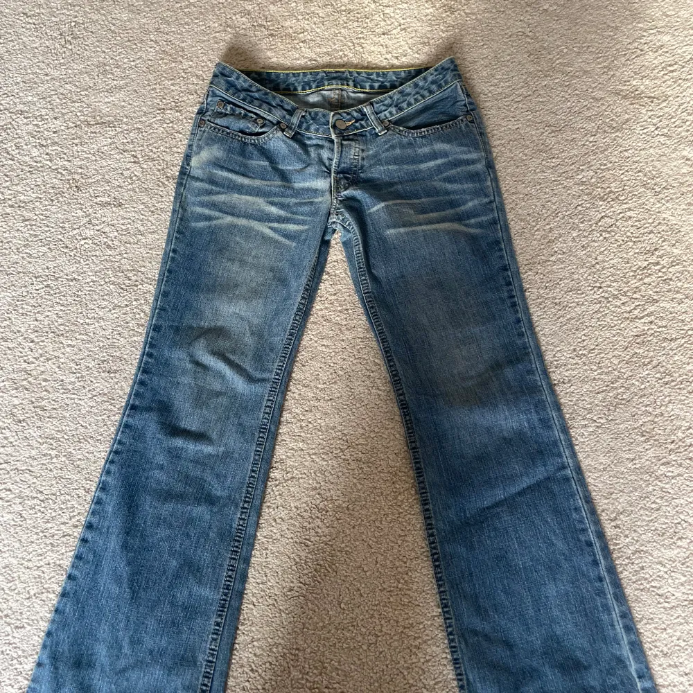 Säljer dessa Levis, utsvängda och lågmidjade jeans 👖 Har en jättefin design på fickorna, och säljer för ett bra pris💗 Midjemåttet rakt över är 38 cm🥰 Pris kan diskuteras vid snabb affär🫶. Jeans & Byxor.