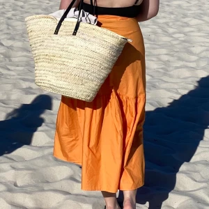 Kjol - Fin sommarkjol från Lindex. Storlek 38, något liten i storleken. 