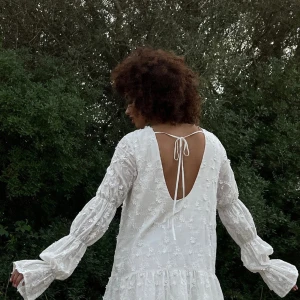 Vit klänning  -  vit klänning från NA-KD. helt ny med prislapp kvar. 