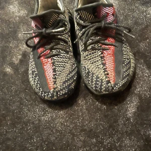 Yeezy Boost - Säljer dess skit snygga Yeezys då dem inte passar längre. Skick: 8/10 nätet på sulan har gått sönder men inga andra defekter. Priset är ej hugget i sten. Hör av vid frågor eller fler bilder.