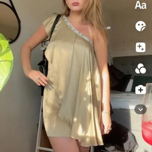 Volangklänning - Otrolig volangklänning i guld som är en dröm i sommar, knappt använd