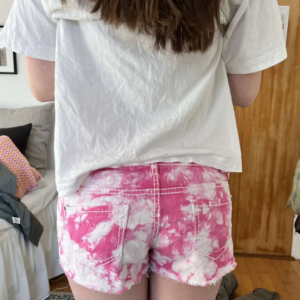 Så fina tie diy jeansshorts i rosa! Passar S🩷. Shorts.