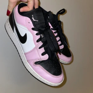 Air Jordan 1 Low - Använda en del men i bra skick. Nypris ca 2200kr. 