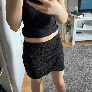 Glittrig kjol - Jätte fin glittrig kjol ifrån Kappahl! Helt ny med prislapp kvar. Endast testad💕 249 kr ny!
