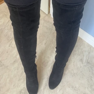 Klackskor  - Säljer ett par over knee boots ifrån märket TIAMO. Använda max 5 gånger finns dock en liten slitning på vänster skor se bild 3.  Nypris 799kr