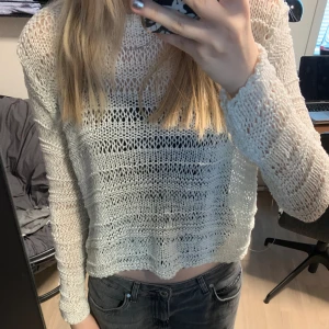 Stickad vit tröja - Söt stickad tröja från Mango🎀 Blir lite elektrisk när man tar av. Storlek M/S! Svarar gärna på frågor om mått, prisförslag osv❤️