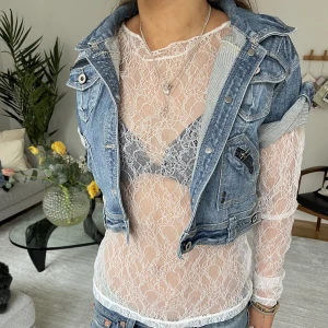 Jeansbolero - Sjukt trendig och unik jeansbolero. Köpt second hand men i fint skick. Inga defekter. Storleken är verklighetstrogen. Skriv privat vid funderingar💕