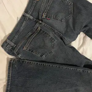 Bootcut Levis jeans, blå, låg midjade, långa i benen (runt 34)