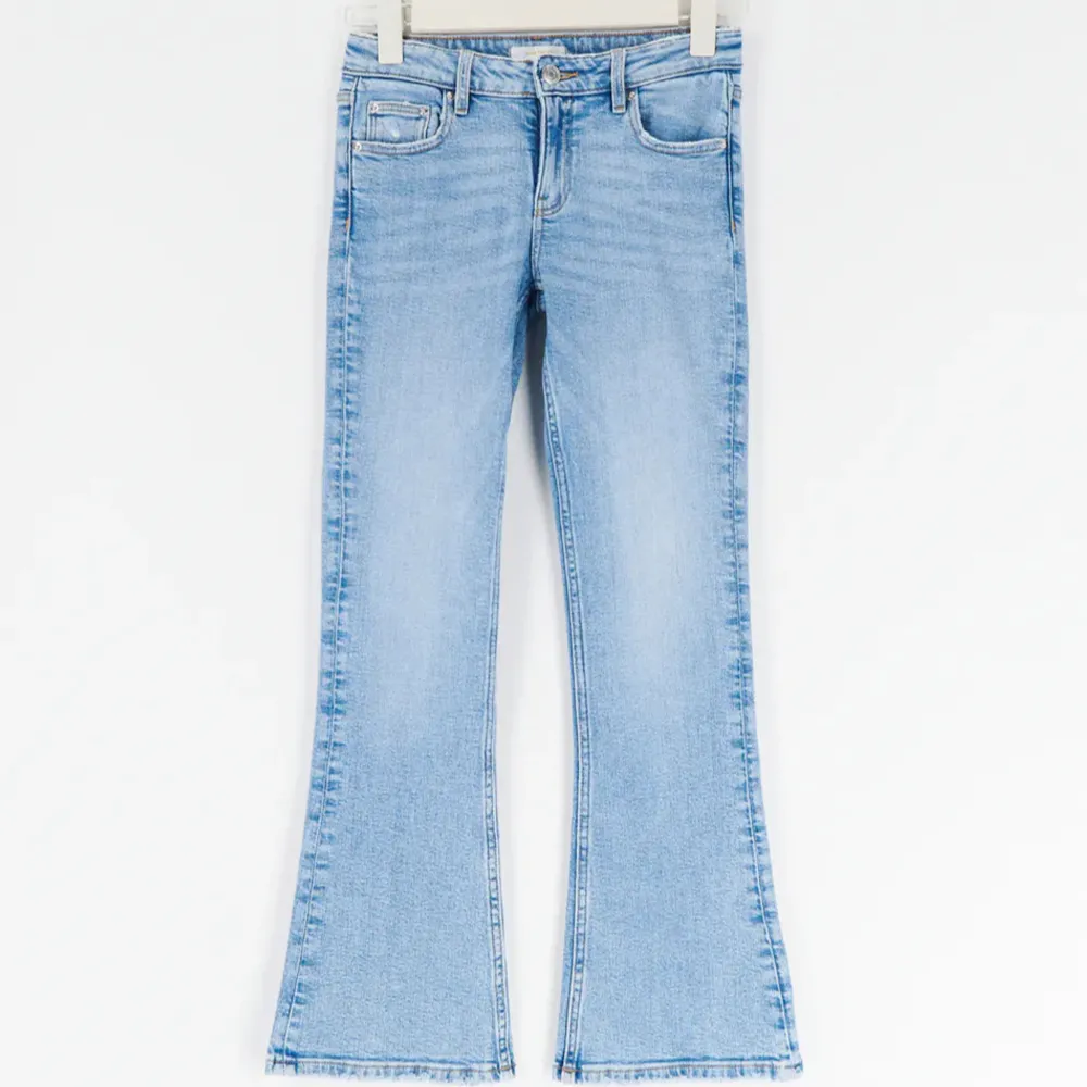 Blå bootcut jeans från Gina Young! Väldigt bra skick. Säljer eftersom att de är för små för mig! Orginalpris: 300 kr. 💗. Jeans & Byxor.