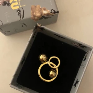 Ioaku ring  - GE PRISFÖRSLAG Köpt på Plick men säljer då den inte va min stil 