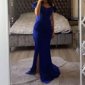 Satin blå klänning - Klänningen är storlek 36-38, den är använd endast ett par timmar, ny skick den är kemtvättad. 