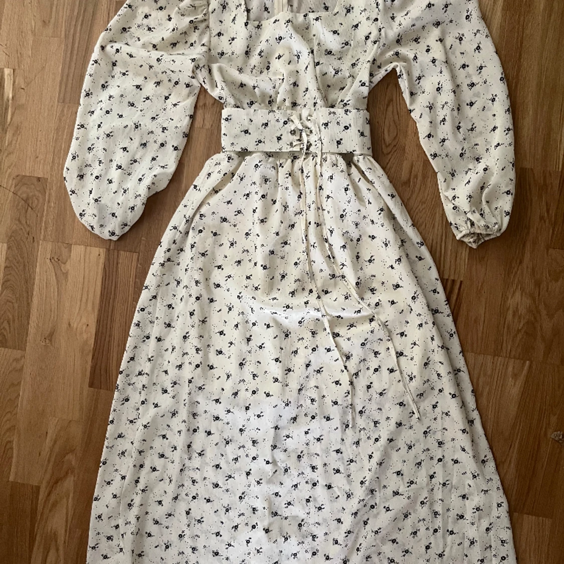 Klänning vit svart smal midja