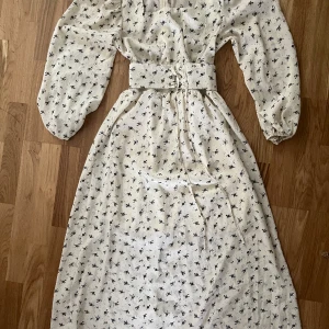 Klänning vit svart smal midja - I S med Justerbar midja