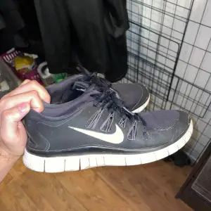 Nike skor i storlek 42 