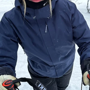 Houdini jacka  - Säljer min mörkblåa skidjacka från Houdini. Köpte den förra säsongen så den är i mycket fint skick. Den är i herr S, men passar mig som vanligtvis har M/L i dam jackor. Inga defekter eller liknande! Köpt för 7000kr. 