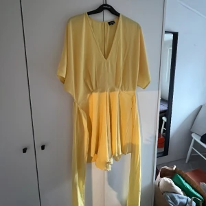 Gul jumpsuit från Bubbleroom  - Säljer min fina gula jumpsuit från bubbleroom med band som går att knytas både fram och baktill. Perfekt inför sommaren☀️ Normal i storleken och priset går att diskutera vid en snabb affär!