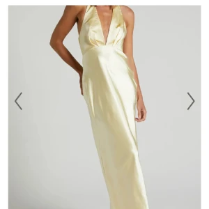 Gul maxiklänning - Jättefin klänning i den perfekta ljusgula färgen! Aldrig använd, prislapp kvar på! Skriv för fler bilder!✨✨