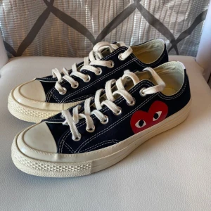 Comme de garçon converse - Låga comme de garçon converse i bra skick 👍 Passar de som har storlek 37,5 upp till storlek 39