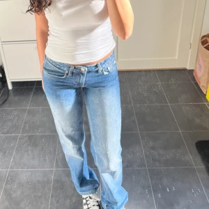 Jeans - Jättefina jeans från nelly som är slutsålda! Använda fåtal gånger och är som nya. Pm vid frågor, pris kan diskuteras💕 (färgen är som på hemsidan)