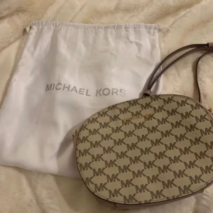 Michael kors  - Använd noll gånger  21,5 cm bred 15,5 cm hög 