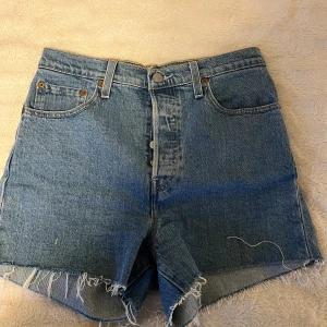 Levi’s shorts - Använt en sommar men nu är de för små. Fint skick och fin passform.