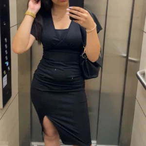 Klänning  - Enkel fin klänning som formar kroppen, säljer den då den blivit för liten för mig. 