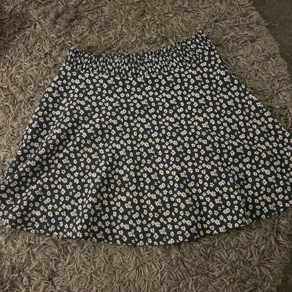 En fin vår/sommar kjol ifrån Lager157, säljs för har it använda den så mycket, jättefin och prisvärt!😍 passar för folk som har Xs och S, är strechig. Kjolar.