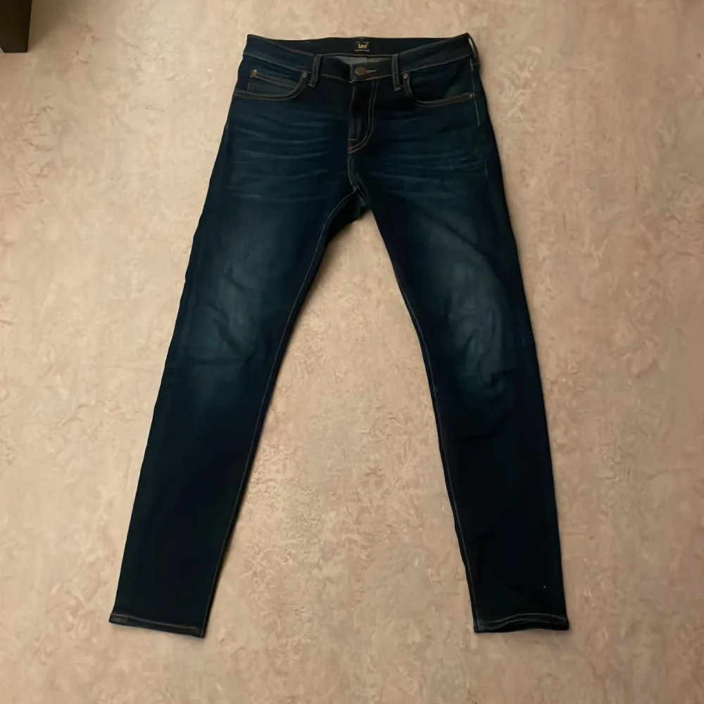 Ett par riktigt fräscha Lee jeans med mörkblå tvätt. Jeansen är knappast använda,9/10 skick. Storlek W30 L30. Jeans & Byxor.