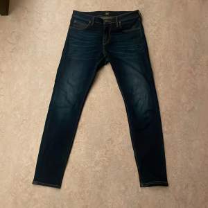 Ett par riktigt fräscha Lee jeans med mörkblå tvätt. Jeansen är knappast använda,9/10 skick. Storlek W30 L30
