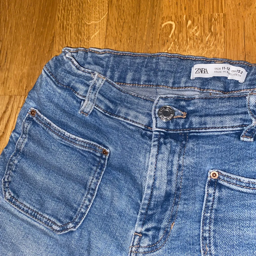 Fina jeans från zara i storlek 152. Köpta för 279 mitt pris 159. Kontakta privat för flera bilder och frågor💞. Jeans & Byxor.