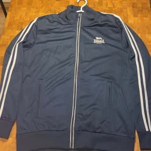 Lonsdale tröja - Lonsdale Tröja i nyskick, färgerna är jätte bra, ljuset är bara dåligt. Storlek: S Skick: Nyskick ✅ Färg: Marinblå/Vit 🔵⚪️ Inga defekter. ✅