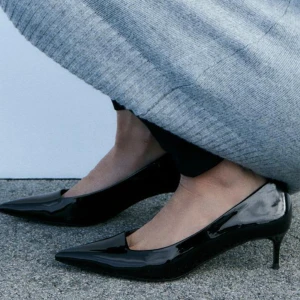 Spetsiga klackskor - Säljer mina super snygga klackskor från Zara! dem är i strl 39 och har 6cm klack💕 Dem är använda en gång men säljer dem pågrund av att jag behövde en annan strl💕