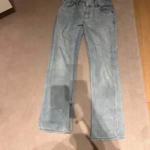 Säljer dessa supersnygga lågmidjade  jeans ifrån Levi’s. De är i storlek 12 år men skulle säga att de är ungefär som xs. De är i väldigt bra skick och inte så använda. 