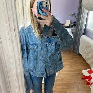 Jeans jacka - Säljer denna tuffa jeans jackan eftersom att den är lite för stor. Jackan är i storlek 38 från HM och är i bra skick.  180kr+frakt❤ 
