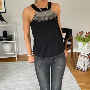Festtop - Så sjukt snygg festtop med halterneck. Jättefint skick och knappt använd. Storlek 34. Hör av er om ni har några frågor💕