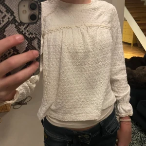 Blus - Trendig zara blus, är från barnavdelningen men passar xxs jätte bra!🫶💕💕🤩🫶