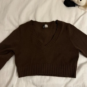 Stickad tröja  - En brun stickad tröja. Väldigt fin och skön i materialet. 