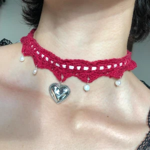 Hjärta choker - Jättesöt handgjord choker, virkad i röd bomullsgarn med vitt silkesband, vita sötvattenspärlor och silver berlock♡♥︎♡♥︎ går att knyta till önskad längd! Frakt ingår i priset:)