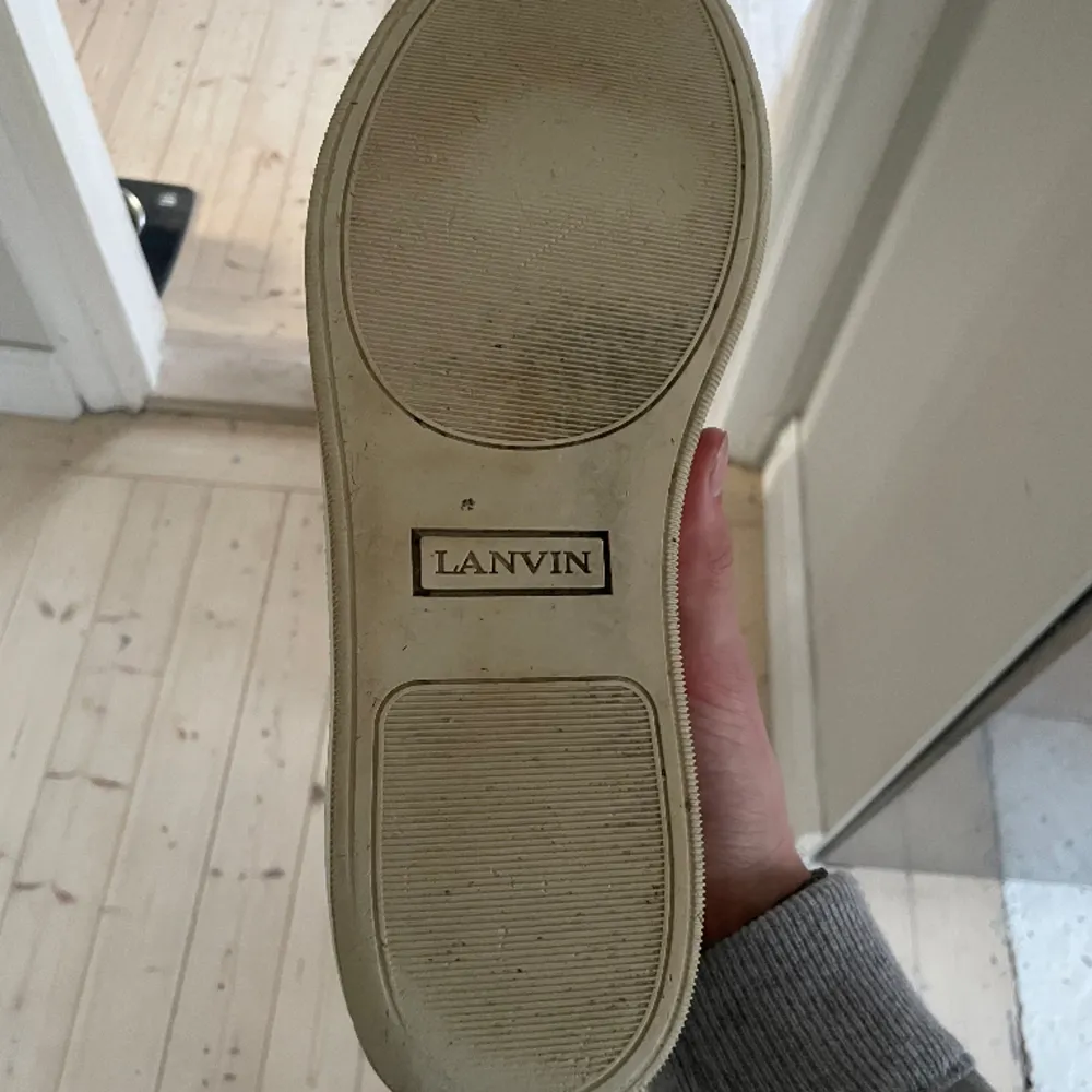Riktigt snygga Lanvins i en unik färg. Skorna har storleken UK12, dvs 46 eu. Skicket på skorna är 8/10!. Skor.