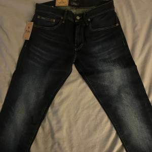 Splitter nya Ralph lauren jeans, alla tags sitter kvar osv🍾 Size 30/34 men sitter som 30/32🙌 Pris 599 retail ligger på 1600